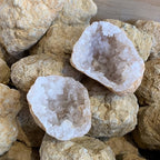 Natural Raw Crystal Stones Bulk Set 20-50pcs – Moroccan Agate Quartz Geode Rough Mineral Specimens, Crystal Cluster Cave Collection for Home Decor, Office Display & Crystal Collectors