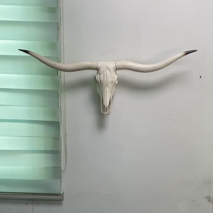 Rustic Longhorn Skull Wall Hanging Resin Cow Head Decor Handcrafted Farmhouse Wall Art Vintage Western Decor Living Room Bedroom Entryway Western Home Decor Faux Taxidermy Christmas Gift Ranch Decor