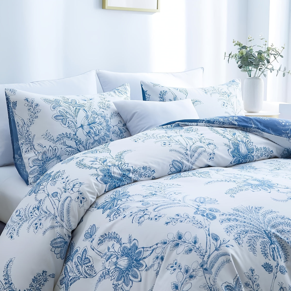 Soft Floral Comforter Set 3-Piece Easy Care – Lightweight Breathable All-Season Quilt with Pillowcases, Light Blue, White & Beige, Bed in a Bag Twin Queen King