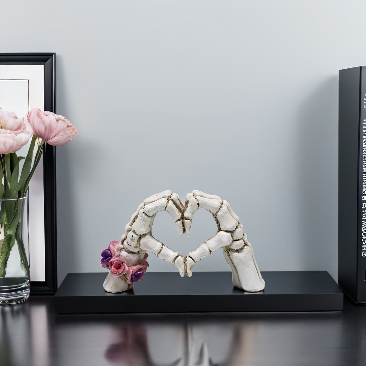 Skull Heart-Shaped Hand Resin Statue – Unique Desktop Decoration, Modern Art Decor & Halloween Decor Figurine, Spooky Gothic Gift