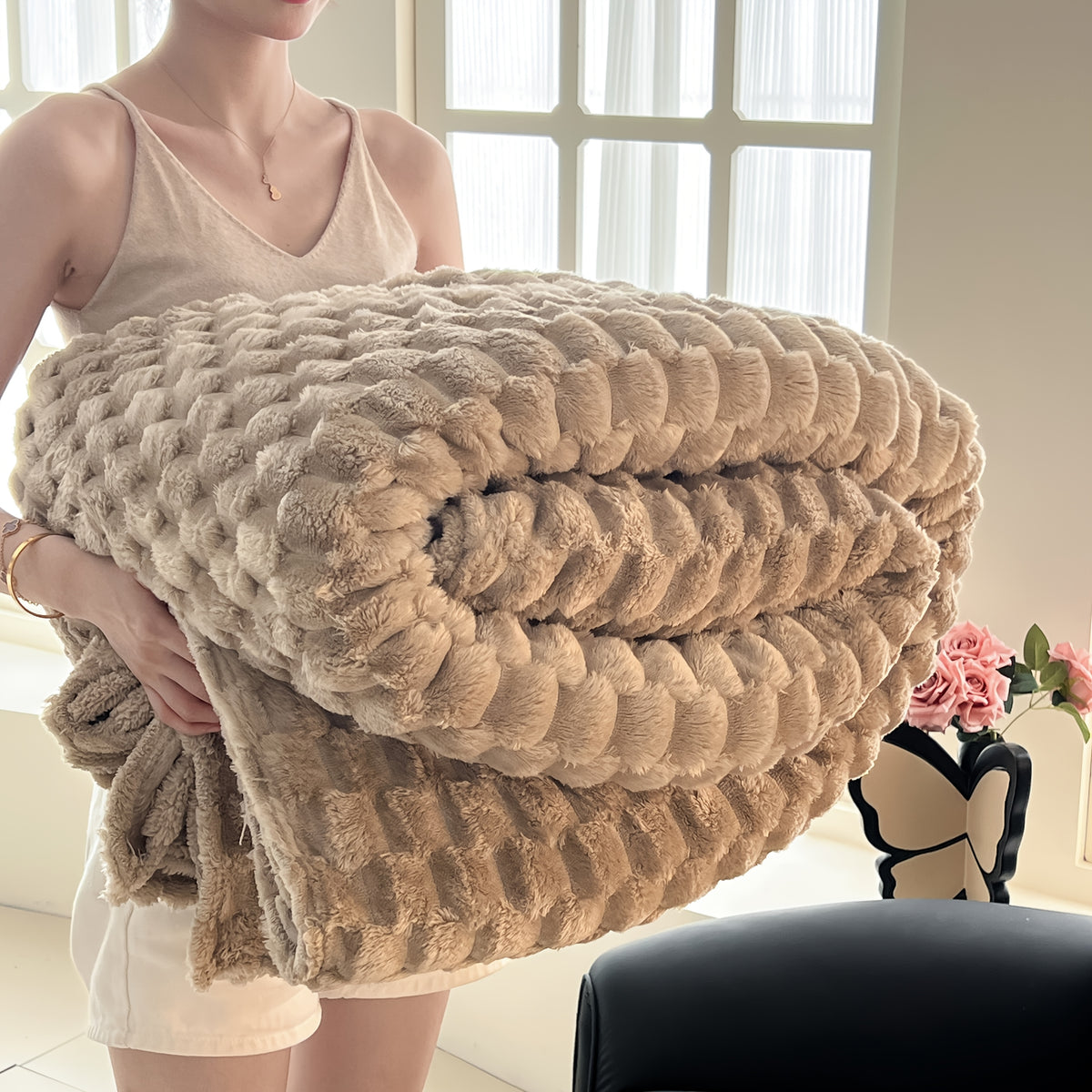 Super Soft Fuzzy Plush Throw Blanket 100% Polyester Lightweight Queen Size Bed Blanket for Women Bedroom Spring Summer 4 Colors 4 Sizes